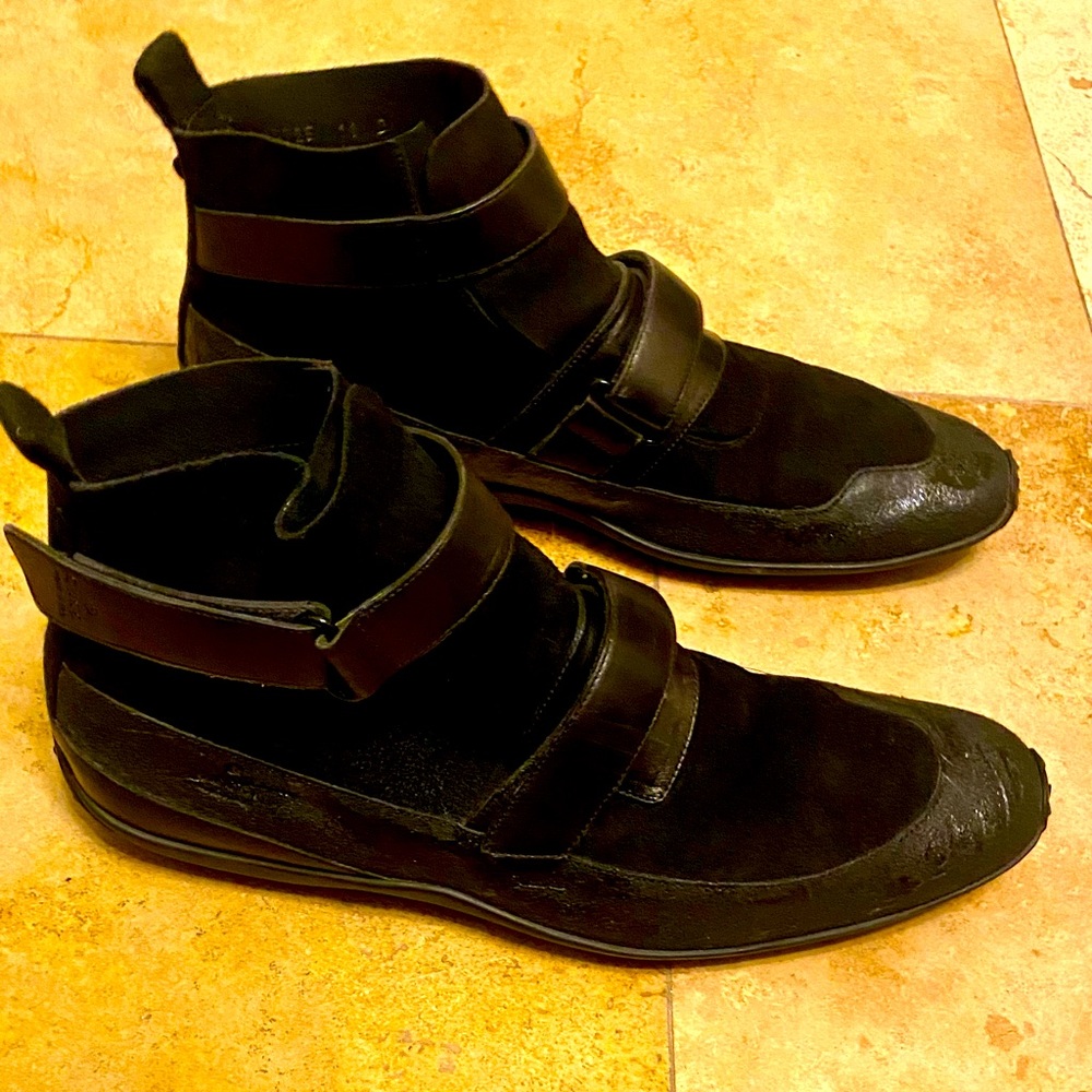 Authentic Gucci mens short boot with velcro closures.